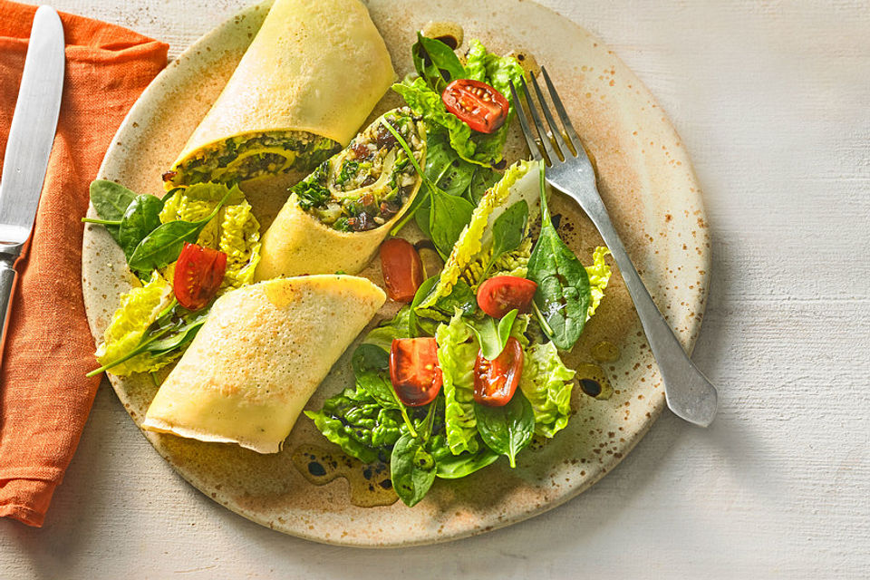 Crespelle mit Wirsing, Cashewnüssen, Rosinen und Gorgonzola