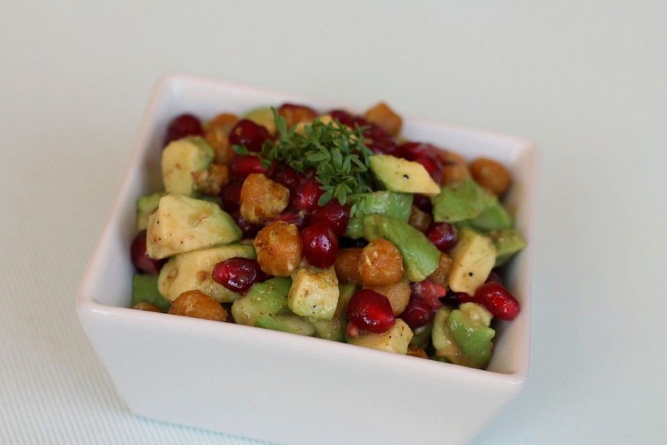 Avocado mit würzigen gerösteten Kichererbsen und Granatapfelkernen