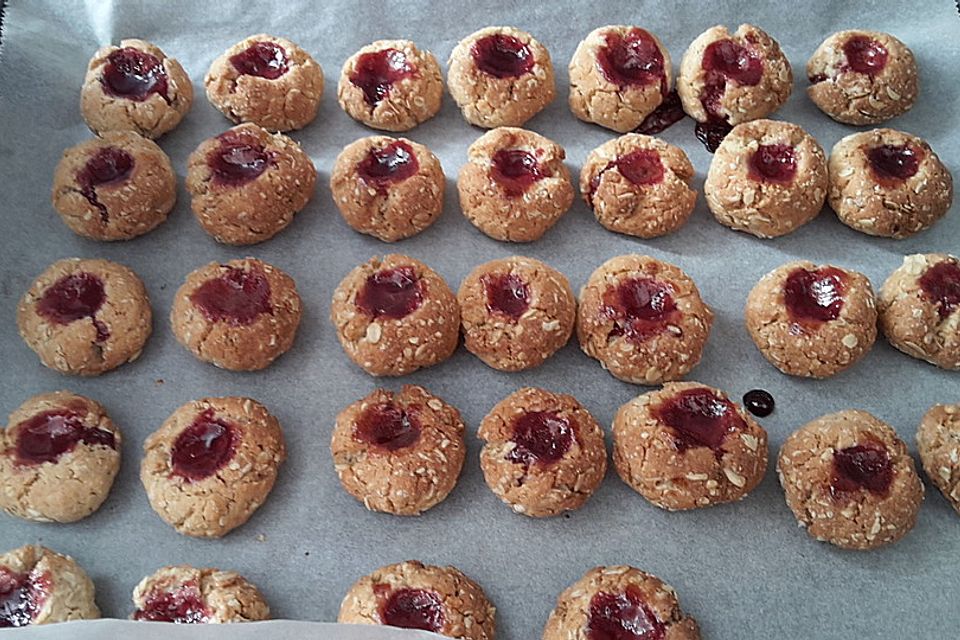 Gefüllte Marzipan-Haferflockenkekse Gefüllte Marzipan-Haferflockenkekse