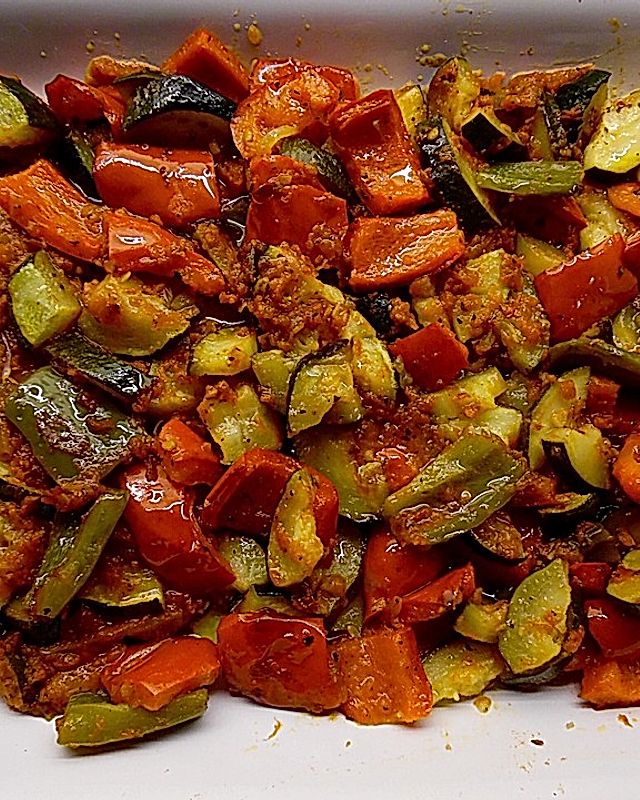 Türkisches gebackenes Gemüse in Tomatensoße