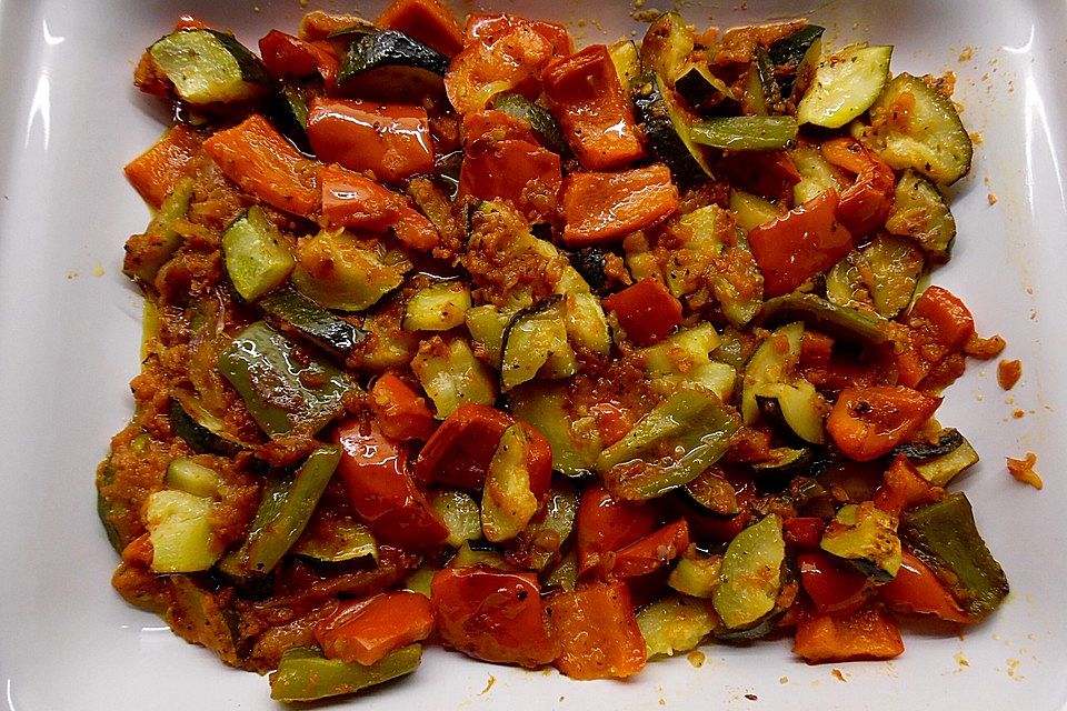 Türkisches gebackenes Gemüse in Tomatensoße