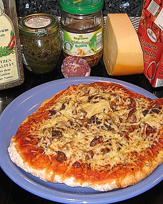 Wildschweinsalami-Pizza mit Pfifferlingen und Pesto alla Genovese