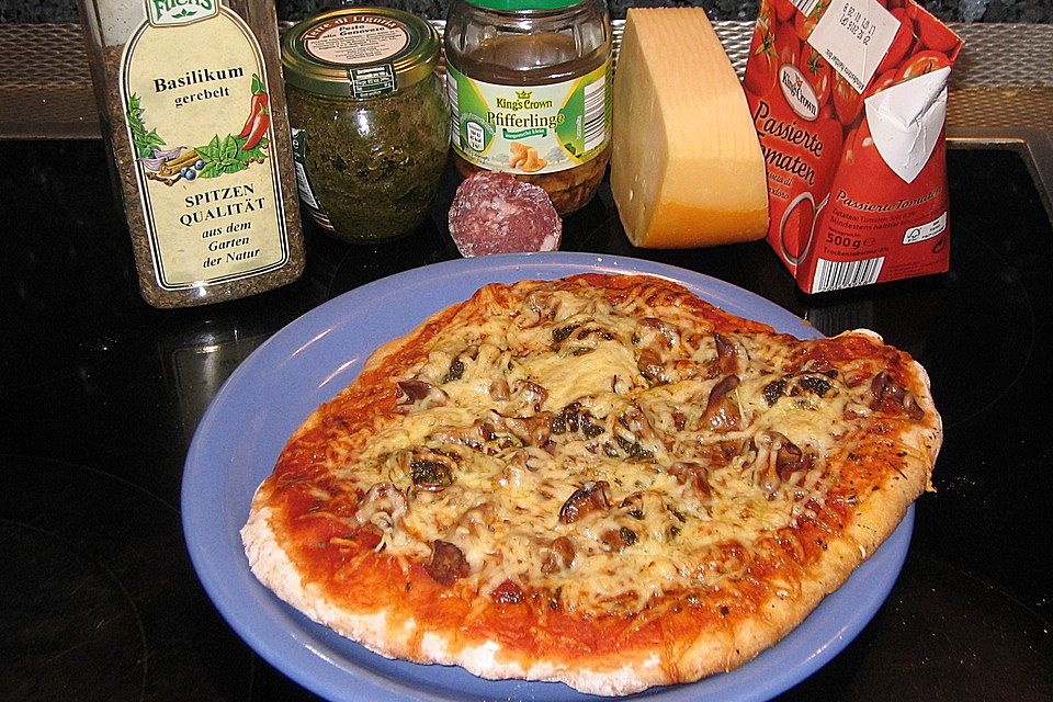 Wildschweinsalami-Pizza mit Pfifferlingen und Pesto alla Genovese