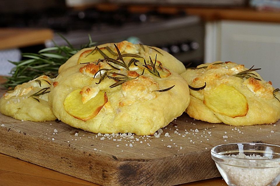 Mini-Focaccia mit Ziegenkäse, Rosmarin und Kartoffeln