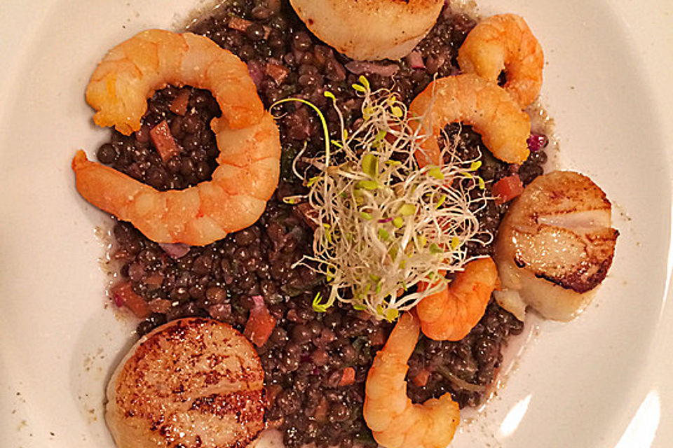 Belugalinsensalat mit Jakobsmuscheln und Räuchergarnelen