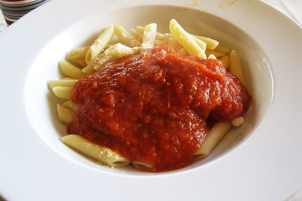 Penne mit frischen Tomaten und Basilikum