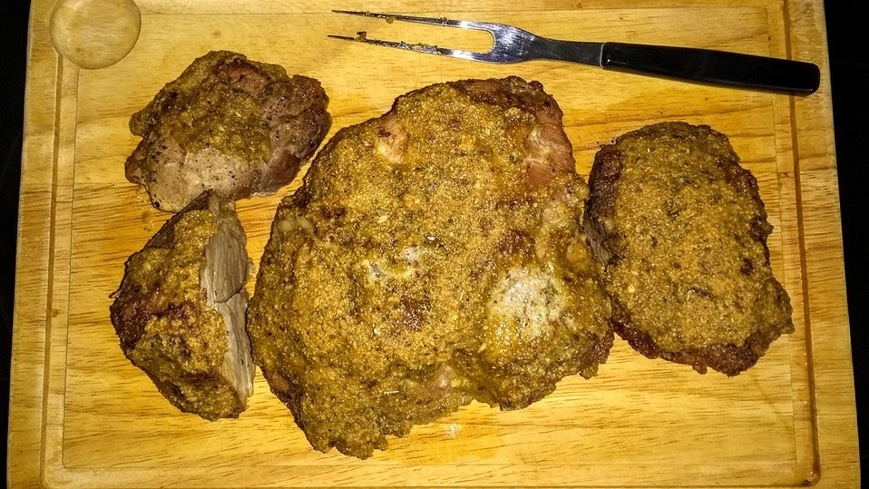 Schweineschinkenbraten mit Kräuter-Senf-Kruste von kenmare