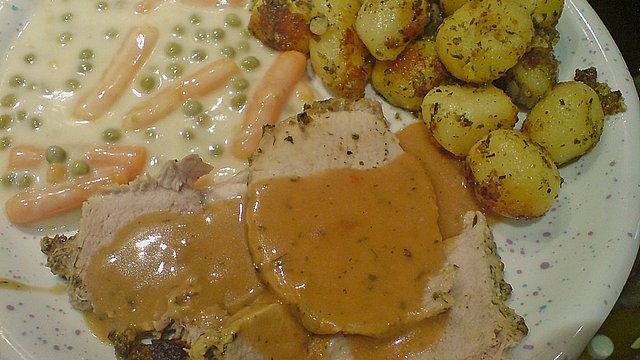 Schweineschinkenbraten mit Kräuter-Senf-Kruste von kenmare