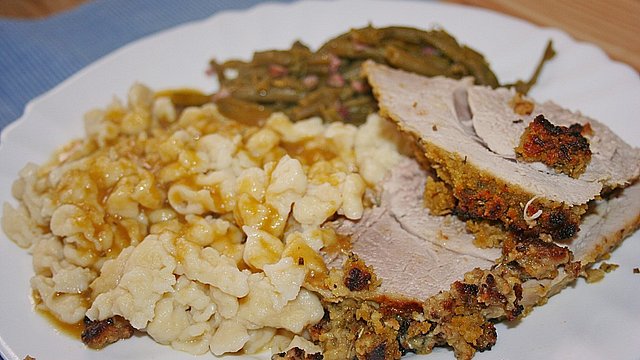 Schweineschinkenbraten mit Kräuter-Senf-Kruste von kenmare