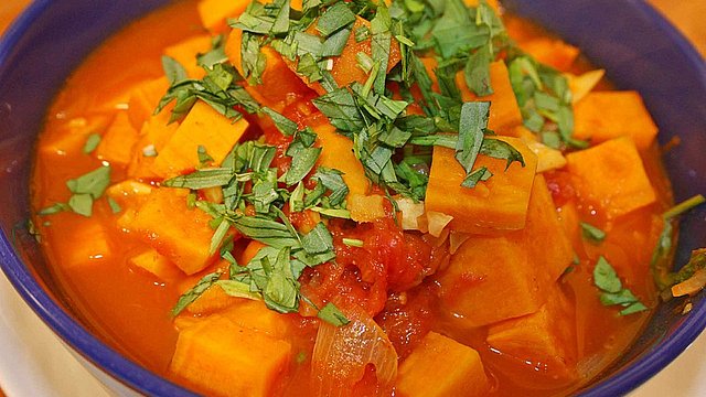 Indischer Gemüsetopf mit Lammhackbällchen und Süßkartoffeln