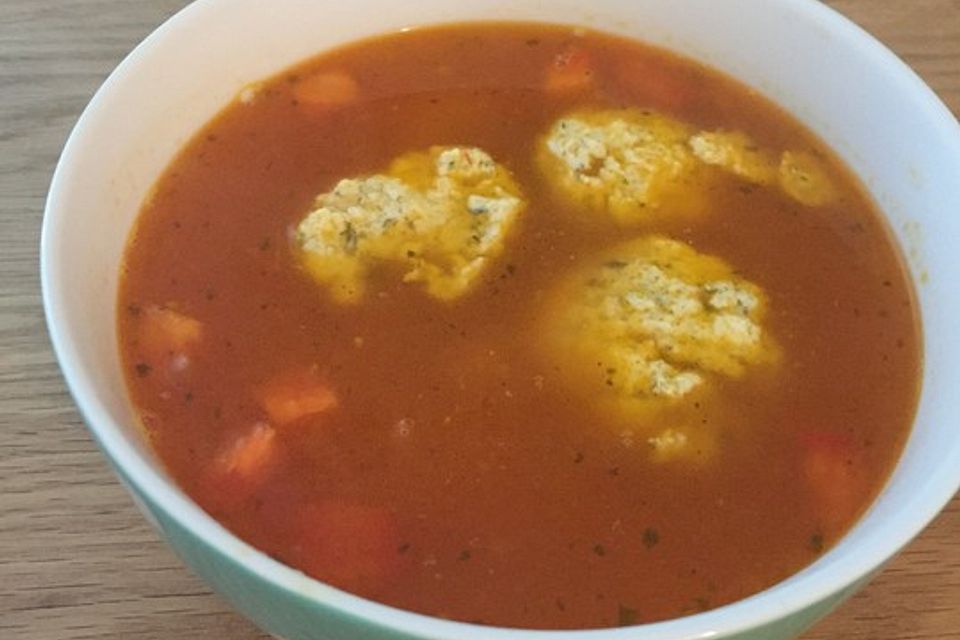 Klare Tomatensuppe mit Basilikumklößchen