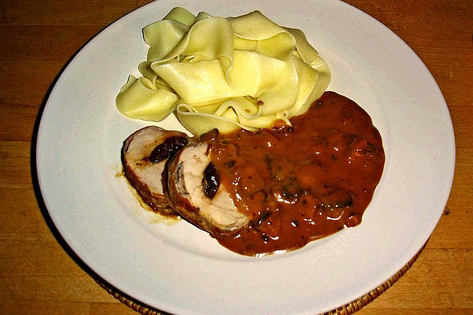 Schweinefilet gefüllt mit Gorgonzola-Backpflaumen und Salbei im Schinkenmantel mit Papardelle und Champignonsauce