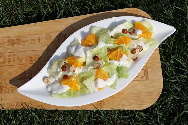 Eisbergsalat mit Orangenfilets und Haselnssen von dodith