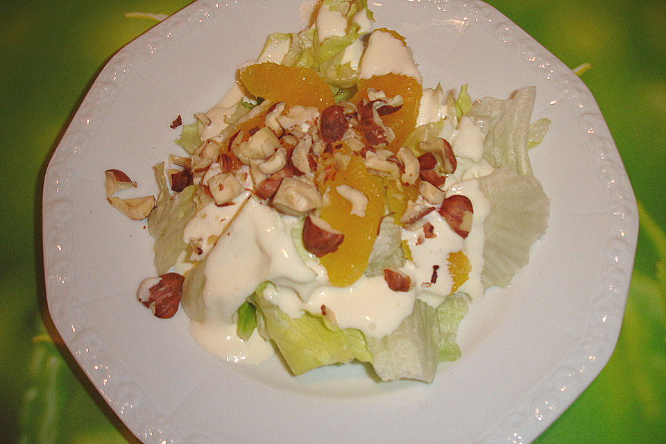 Eisbergsalat mit Orangenfilets und Haselnüssen