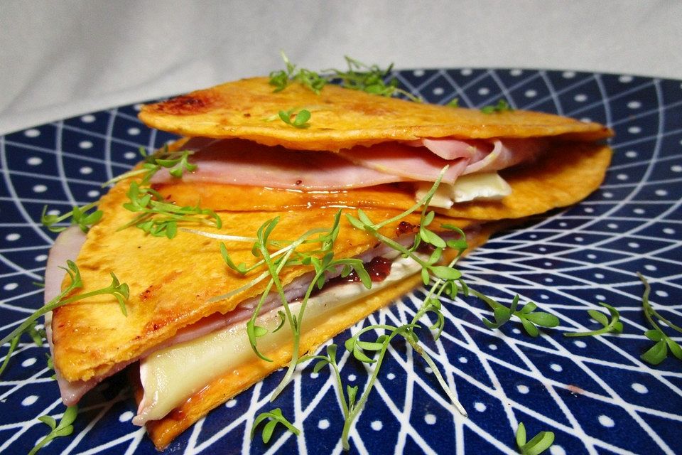 Tortillas mit Brie- und Preiselbeerfüllung