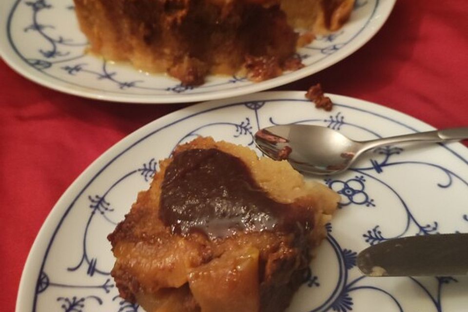 Gedämpfter Apfelpudding mit Butterscotch-Sauce