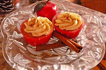 Würzige Apfel-Cupcakes mit Apfelmusfüllung und Frischkäsecreme