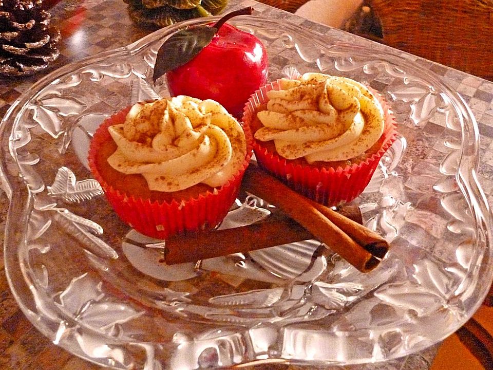 Würzige Apfel-Cupcakes mit Apfelmusfüllung und Frischkäsecreme| Chefkoch