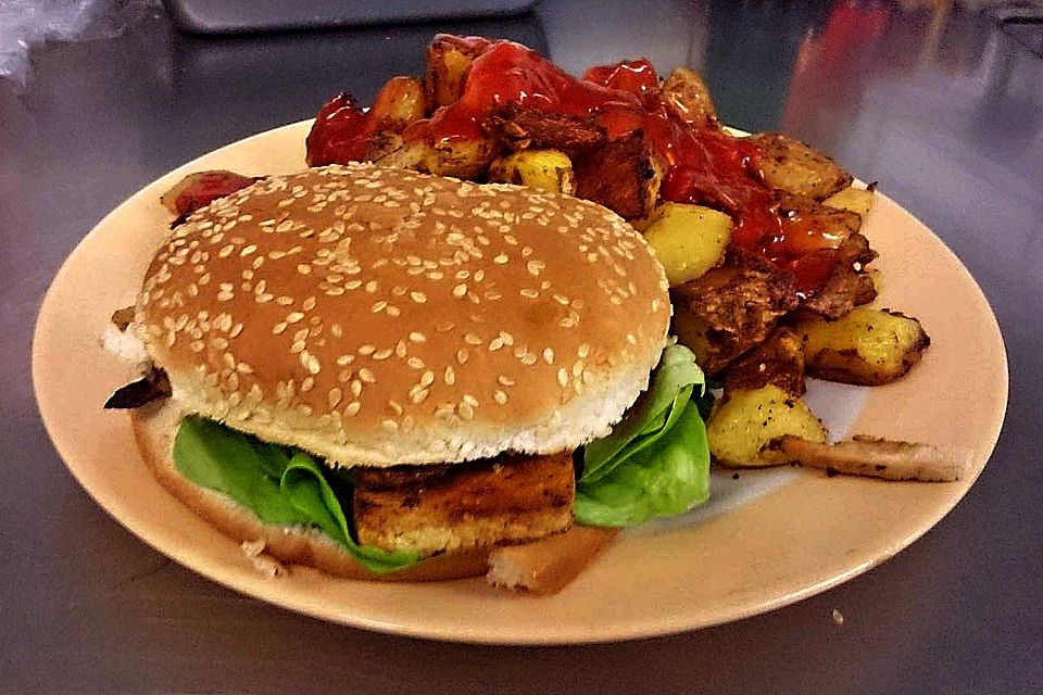 Hamburger vegan mit pikanten Ofenkartoffeln