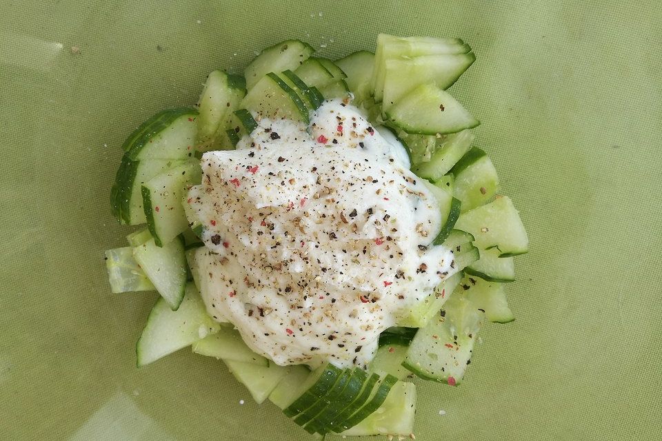 Joghurtdressing mit Feta für Gurkensalat