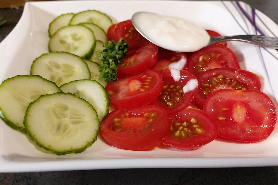 Joghurtdressing mit Feta für Gurkensalat