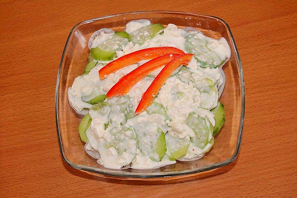 Joghurtdressing mit Feta für Gurkensalat