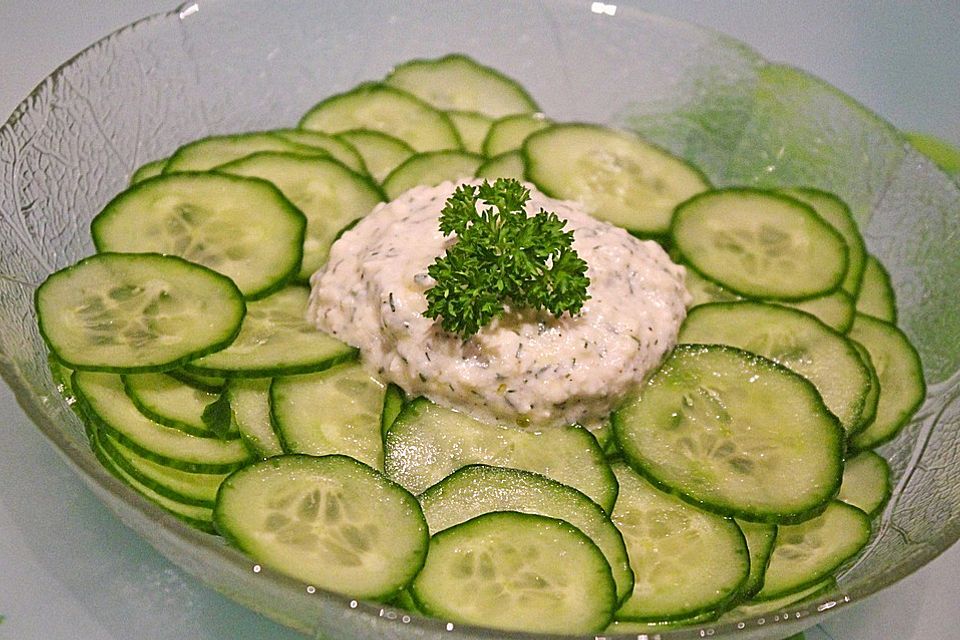 Joghurtdressing mit Feta für Gurkensalat