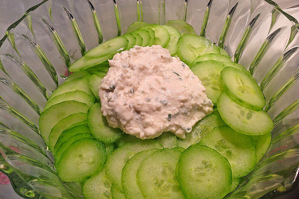 Joghurtdressing mit Feta für Gurkensalat