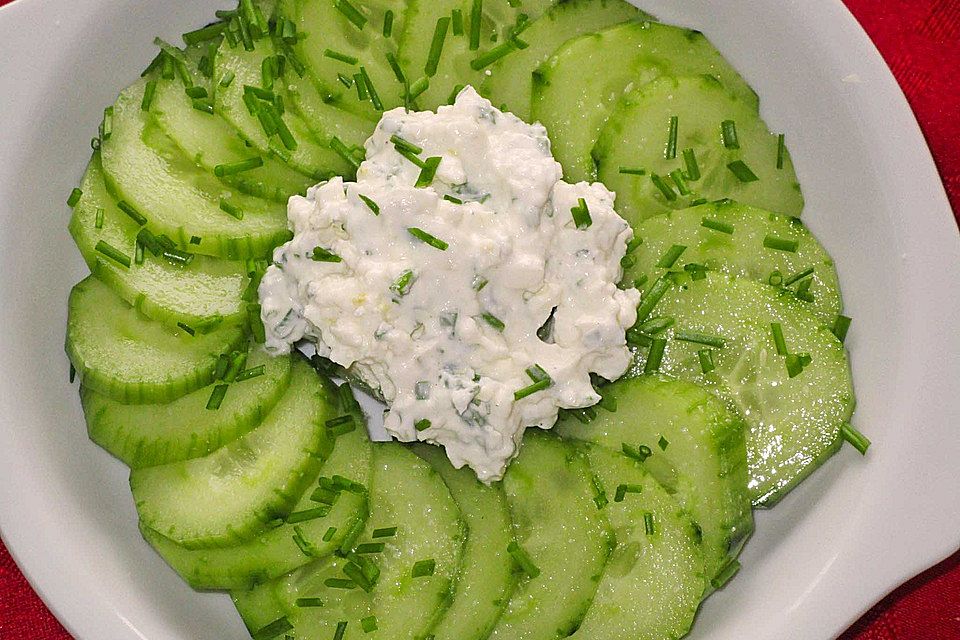 Joghurtdressing mit Feta für Gurkensalat