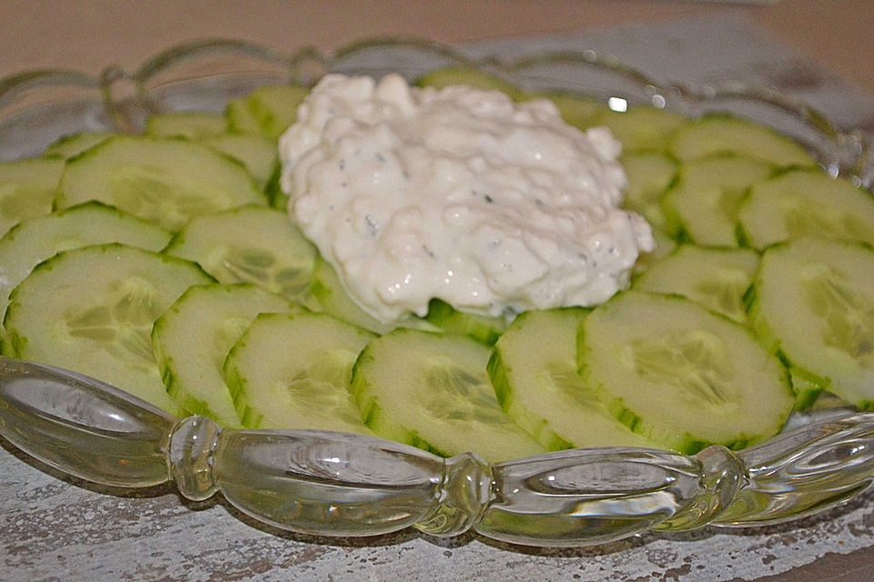 Joghurtdressing mit Feta für Gurkensalat