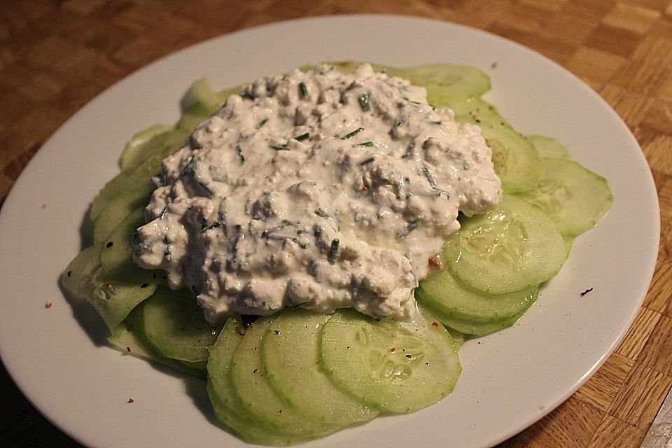 Joghurtdressing mit Feta für Gurkensalat