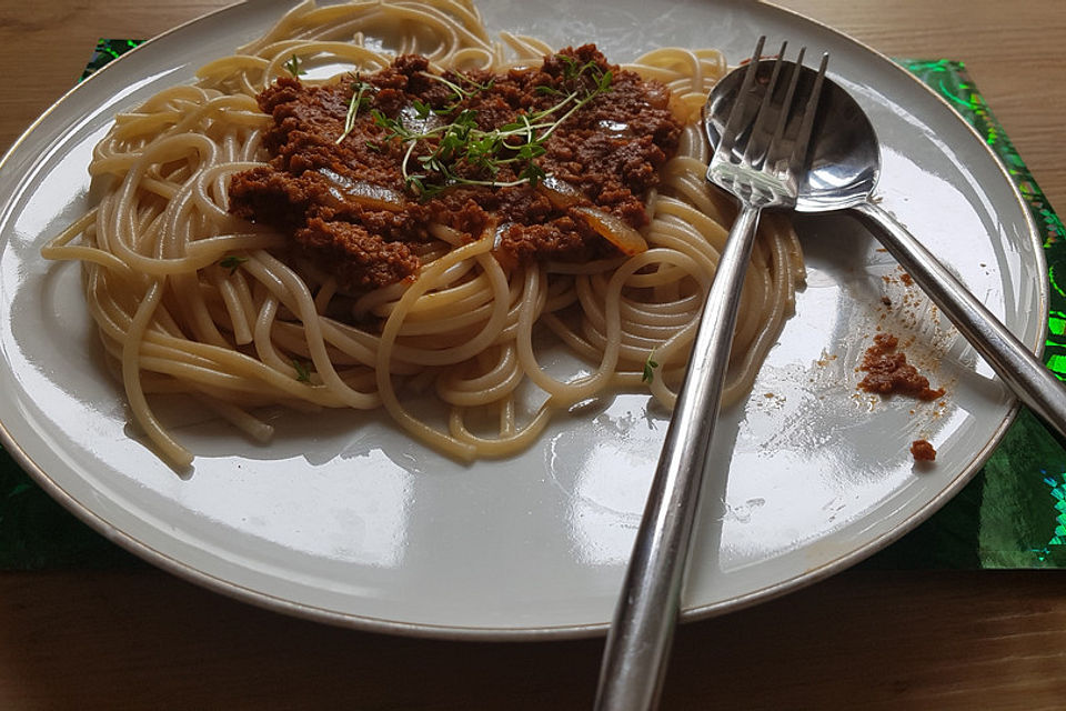 Nudeln mit Tomaten-Hackfleischsoße