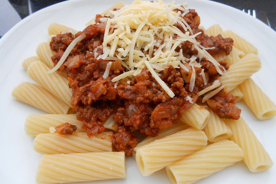 Nudeln mit Tomaten-Hackfleischsoße