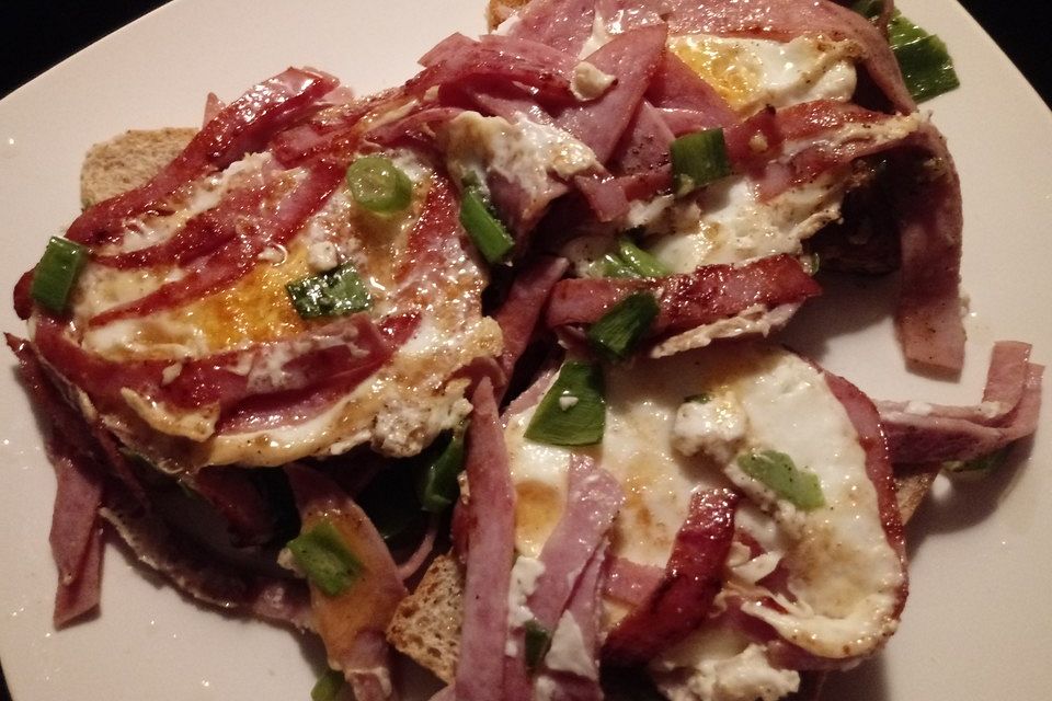 Bratbrot mit Frühstücksfleisch und Spiegelei