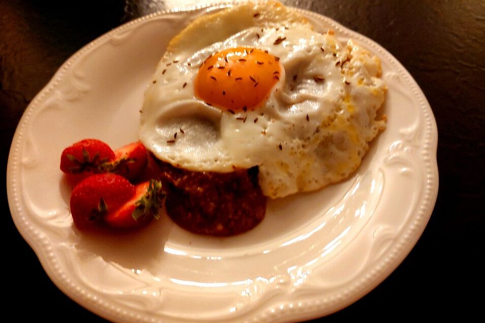 Bratbrot mit Frühstücksfleisch und Spiegelei