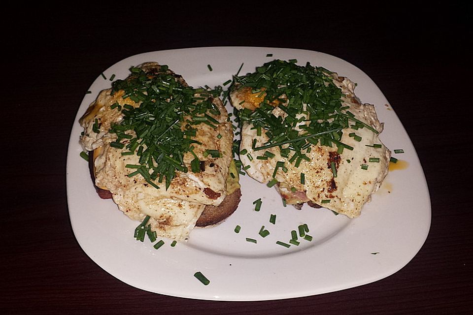 Bratbrot mit Frühstücksfleisch und Spiegelei