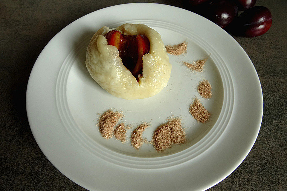 Zwetschgen mit Zucker und Zimt im Hefeteigmantel