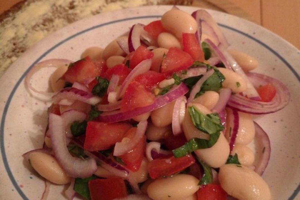 Salat mit Riesenbohnen und Tomaten