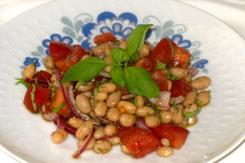 Salat mit Riesenbohnen und Tomaten