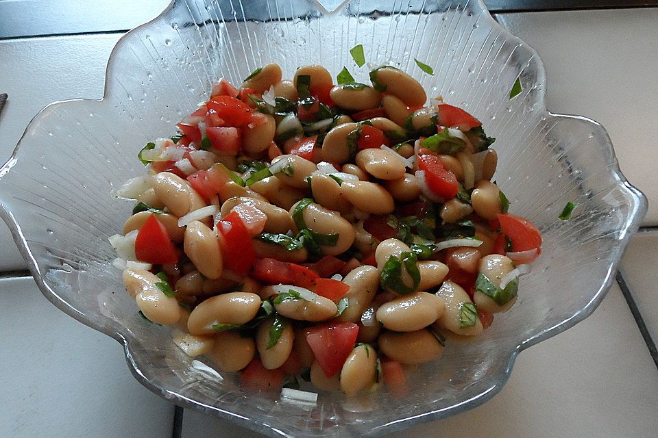 Salat mit Riesenbohnen und Tomaten