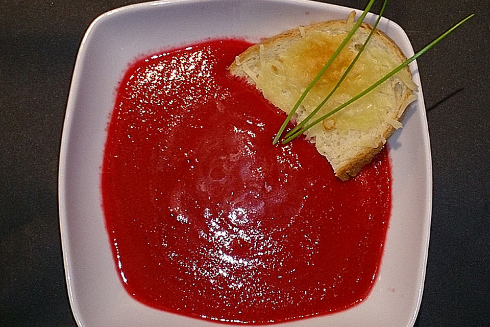 Rote Bete Suppe mit Cremefine