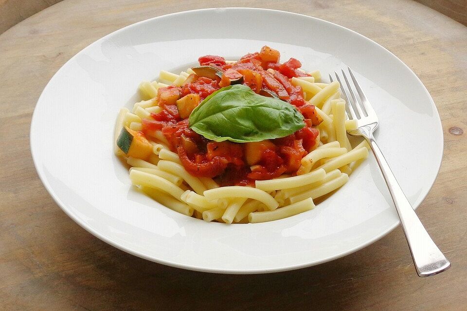 Nudeln mit Tomaten-Zwiebel-Sauce