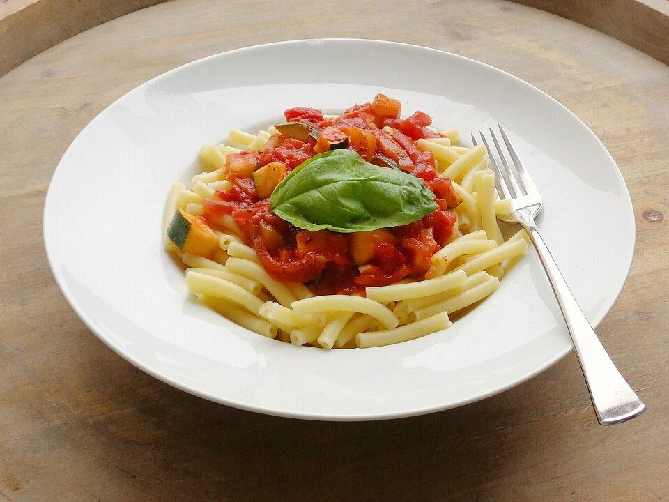 Nudeln mit Tomaten-Zwiebel-Sauce von McMoe| Chefkoch