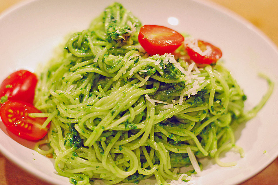 Spaghetti mit einem süß-scharfen Petersilienpesto mit Nüssen