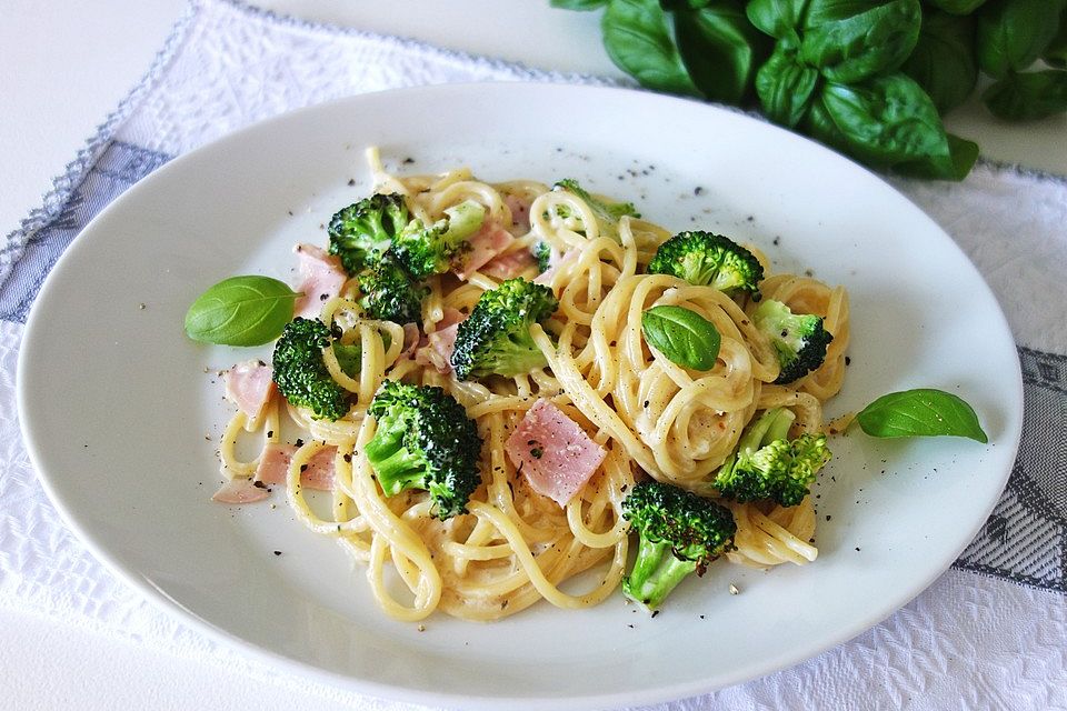 Pasta mit Brokkoli-Gorgonzola-Sauce