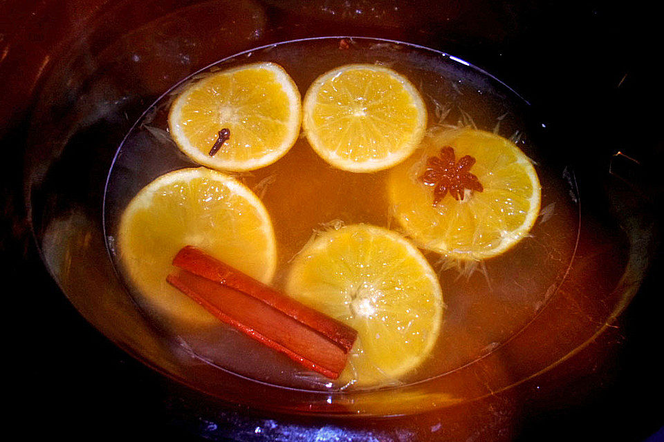 Weißer Glühwein mit Orangen und Weihnachtsgewürzen