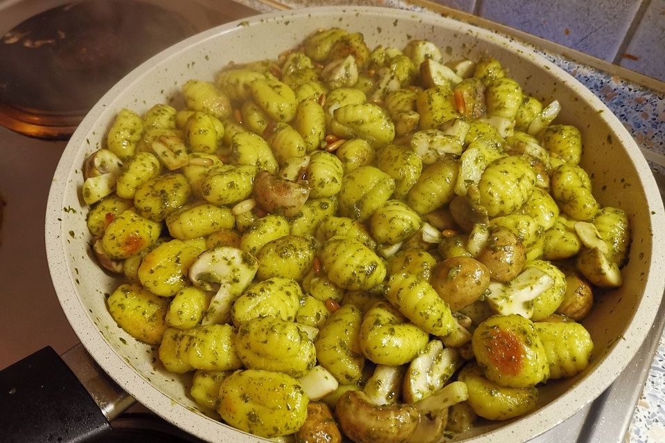 Gnocchi mit Rosmarin-Champignons in Basilikumpesto