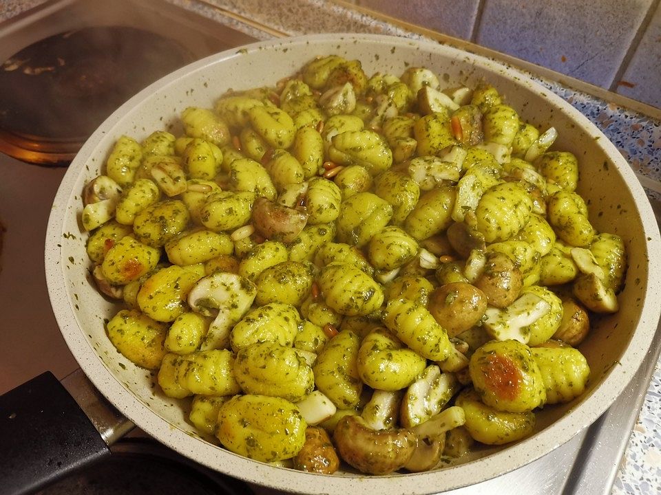 Gnocchi mit Rosmarin-Champignons in Basilikumpesto| Chefkoch Gnocchi mit Rosmarin-Champignons in Basilikumpesto| Chefkoch