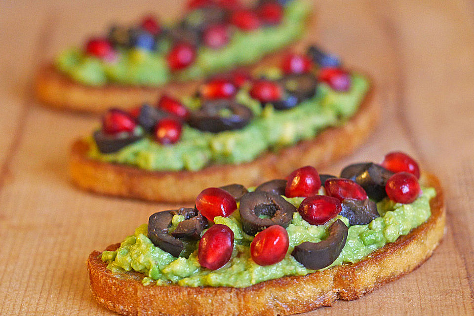 Crostini mit Avocado, Oliven und Granatapfelkernen