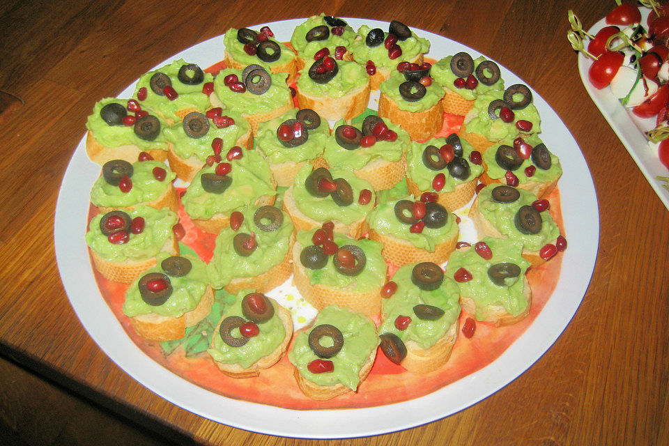 Crostini mit Avocado, Oliven und Granatapfelkernen